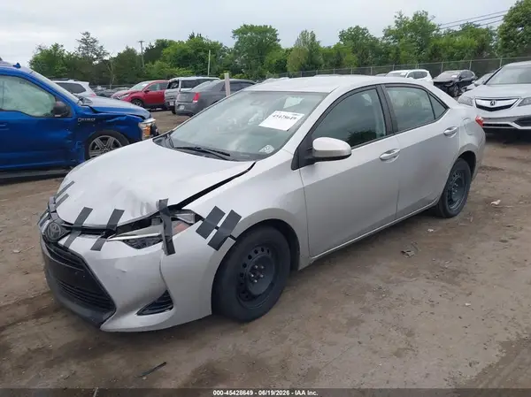 5YFBURHE5JP753175 2018 TOYOTA COROLLA - Image 2