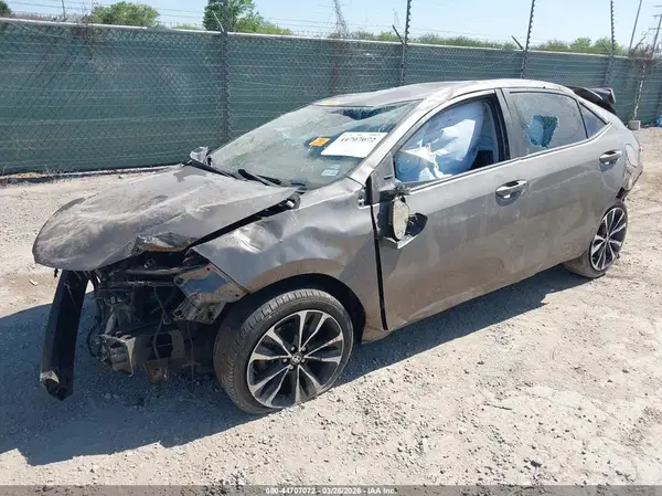 5YFBURHE5JP755735 2018 TOYOTA COROLLA - Image 2