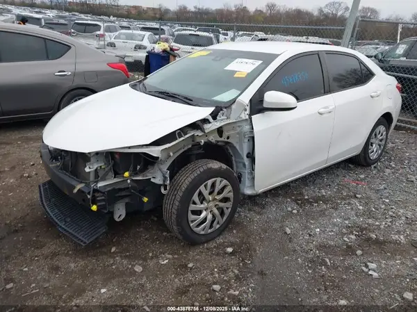 5YFBURHE5JP755752 2018 TOYOTA COROLLA - Image 2