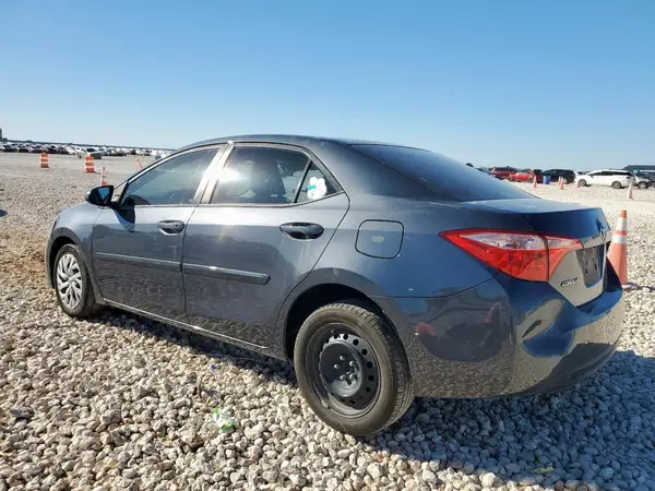 5YFBURHE5JP757226 2018 TOYOTA COROLLA - Image 2