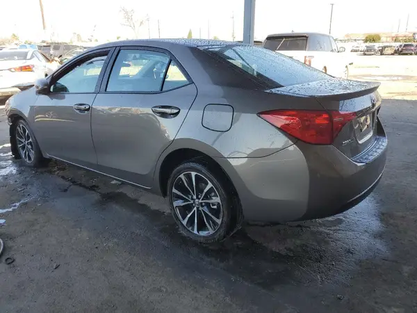 5YFBURHE5JP757890 2018 TOYOTA COROLLA - Image 2