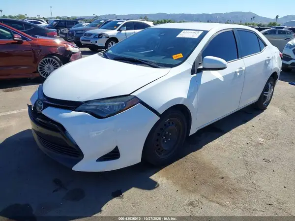 5YFBURHE5JP759283 2018 TOYOTA COROLLA - Image 2