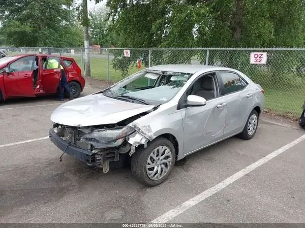 5YFBURHE5JP759302 2018 TOYOTA COROLLA - Image 2