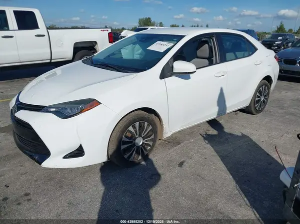 5YFBURHE5JP764242 2018 TOYOTA COROLLA - Image 2