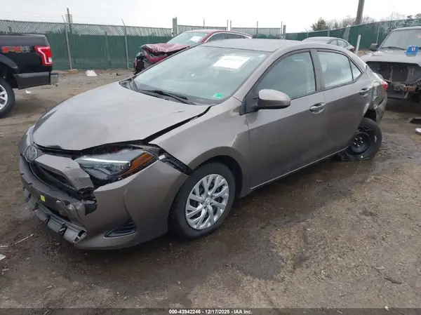 5YFBURHE5JP765763 2018 TOYOTA COROLLA - Image 2