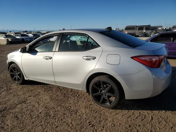 5YFBURHE5JP765908 2018 TOYOTA COROLLA - Image 2