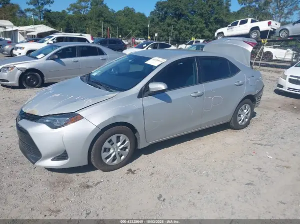 5YFBURHE5JP766055 2018 TOYOTA COROLLA - Image 2