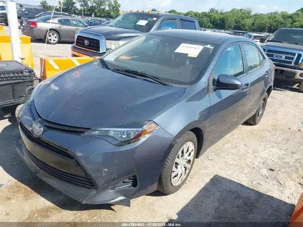 5YFBURHE5JP767559 2018 TOYOTA COROLLA - Image 2