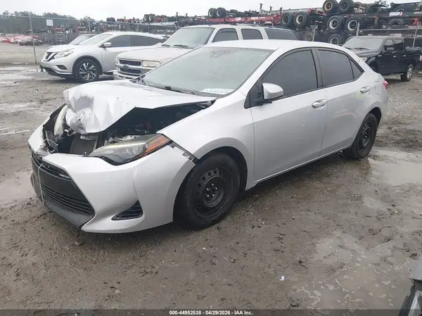 5YFBURHE5JP770526 2018 TOYOTA COROLLA - Image 2
