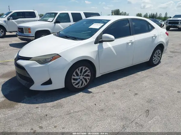 5YFBURHE5JP770798 2018 TOYOTA COROLLA - Image 2
