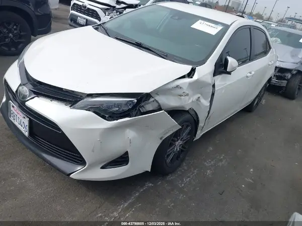 5YFBURHE5JP773782 2018 TOYOTA COROLLA - Image 2