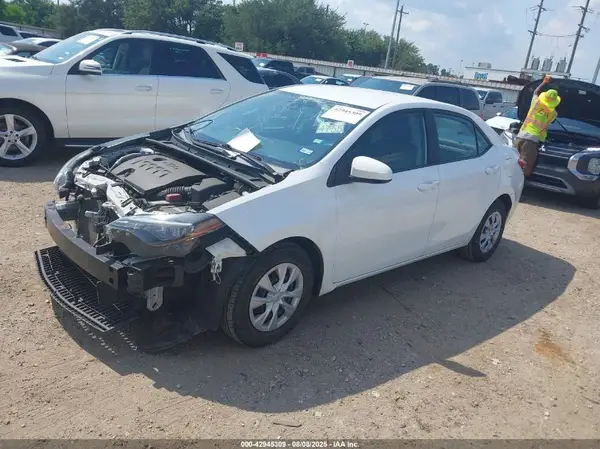 5YFBURHE5JP774964 2018 TOYOTA COROLLA - Image 2