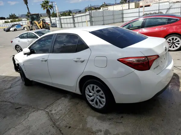 5YFBURHE5JP777640 2018 TOYOTA COROLLA - Image 2