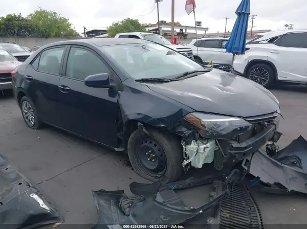 5YFBURHE5JP778562 2018 TOYOTA COROLLA - Image 1