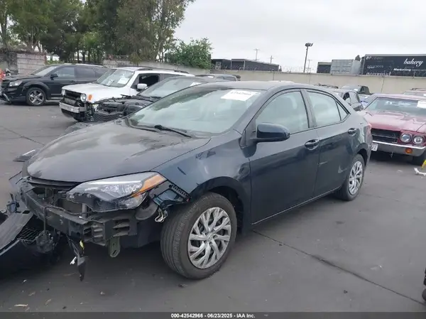 5YFBURHE5JP778562 2018 TOYOTA COROLLA - Image 2