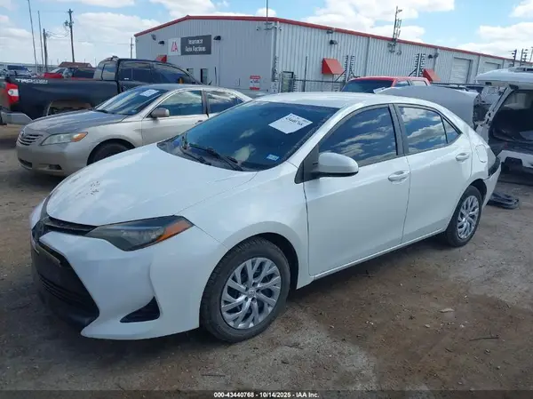 5YFBURHE5JP782658 2018 TOYOTA COROLLA - Image 2
