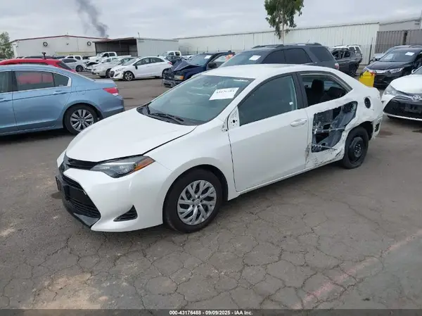 5YFBURHE5JP784605 2018 TOYOTA COROLLA - Image 2
