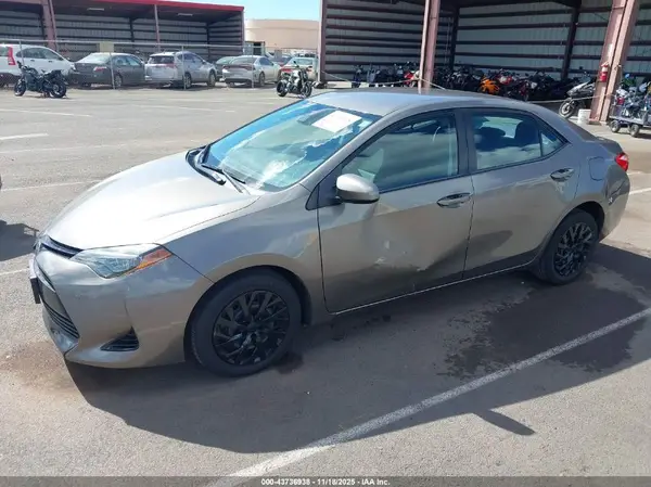 5YFBURHE5JP784717 2018 TOYOTA COROLLA - Image 2