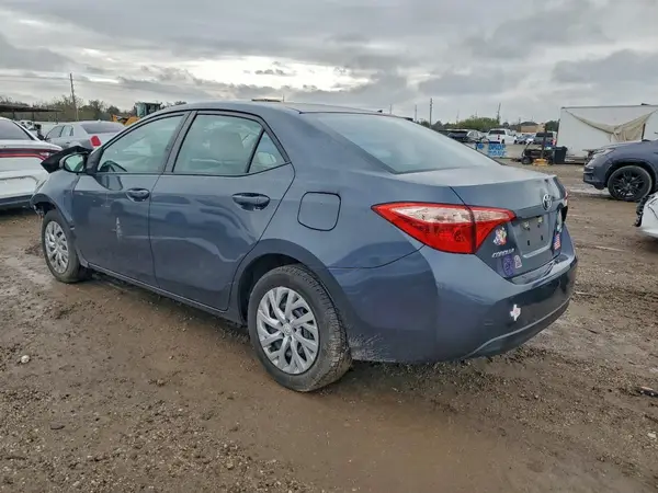5YFBURHE5JP785401 2018 TOYOTA COROLLA - Image 2