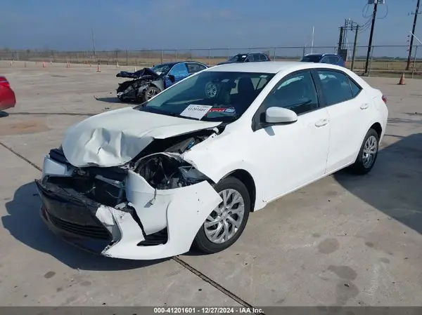 5YFBURHE5JP788752 2018 TOYOTA COROLLA - Image 2