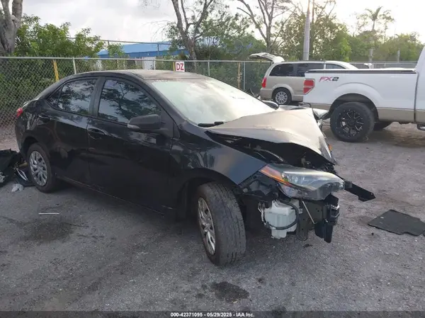 5YFBURHE5JP792932 2018 TOYOTA COROLLA - Image 1