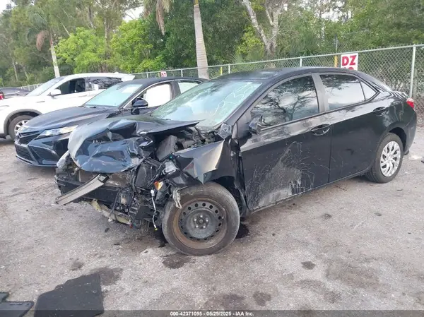 5YFBURHE5JP792932 2018 TOYOTA COROLLA - Image 2