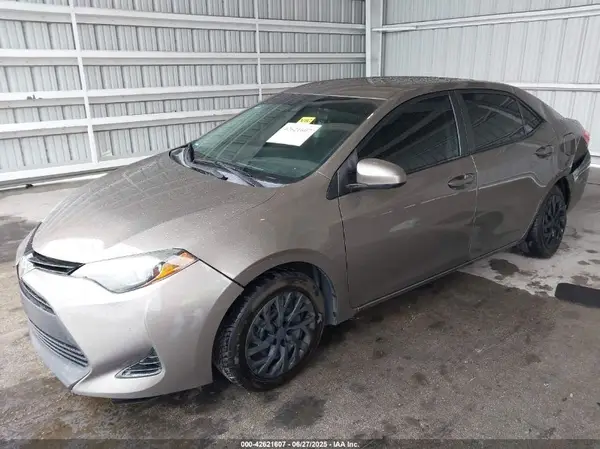 5YFBURHE5JP794261 2018 TOYOTA COROLLA - Image 2