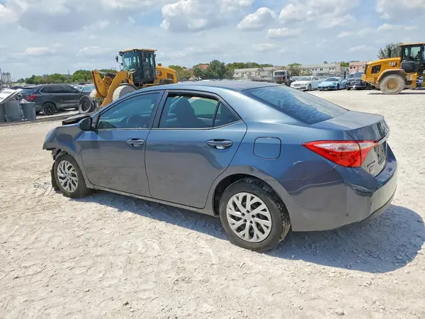 5YFBURHE5JP794843 2018 TOYOTA COROLLA - Image 2