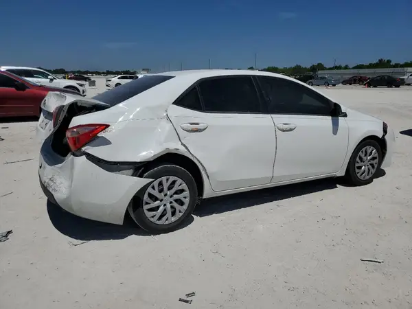 5YFBURHE5JP796379 2018 TOYOTA COROLLA - Image 2