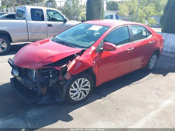5YFBURHE5JP797869 2018 TOYOTA COROLLA - Image 2