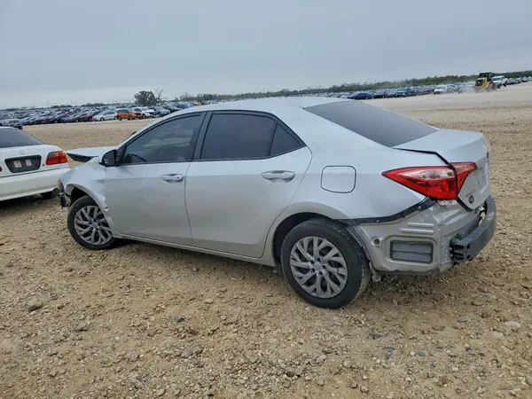 5YFBURHE5JP799427 2018 TOYOTA COROLLA - Image 2