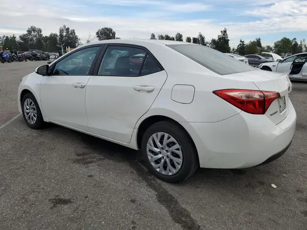 5YFBURHE5JP799976 2018 TOYOTA COROLLA - Image 2