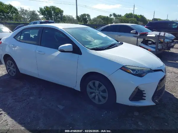 5YFBURHE5JP800172 2018 TOYOTA COROLLA - Image 1