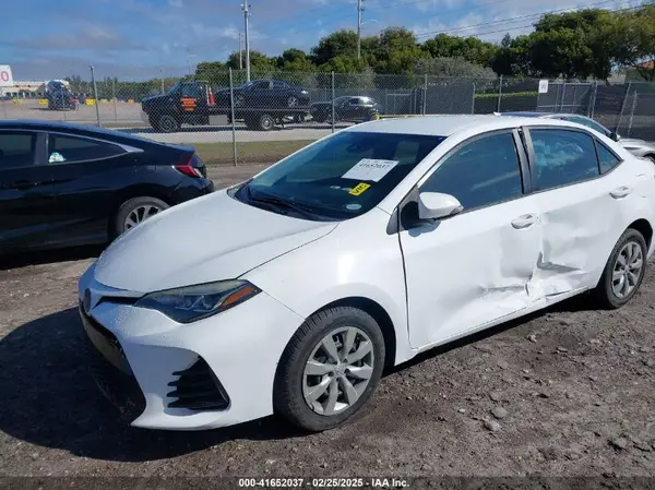 5YFBURHE5JP800172 2018 TOYOTA COROLLA - Image 2