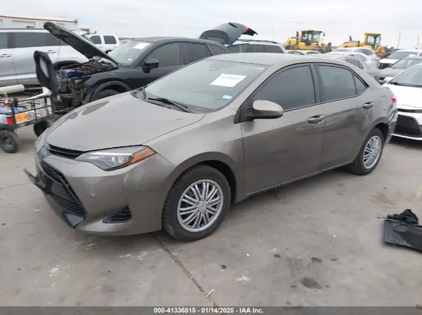 5YFBURHE5JP802844 2018 TOYOTA COROLLA - Image 2