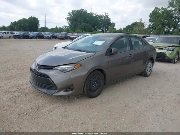 5YFBURHE5JP806134 2018 TOYOTA COROLLA - Image 2