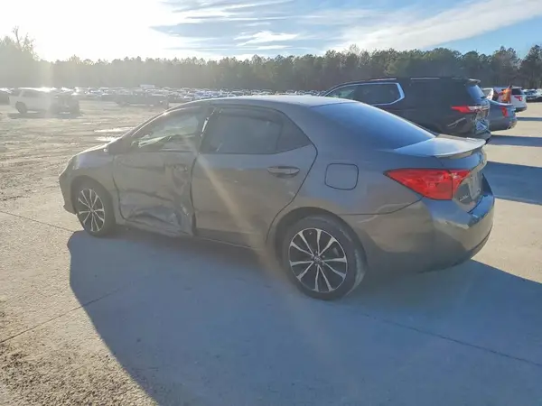 5YFBURHE5JP807607 2018 TOYOTA COROLLA - Image 2