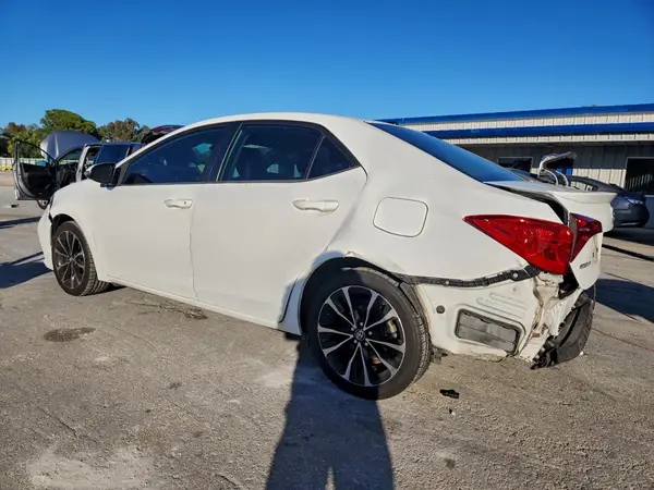 5YFBURHE5JP808417 2018 TOYOTA COROLLA - Image 2