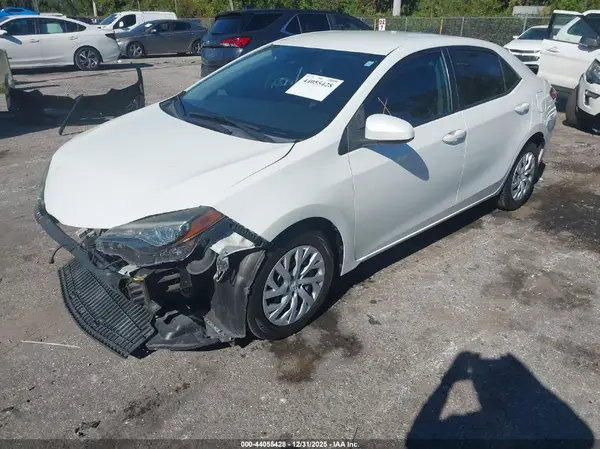 5YFBURHE5JP810149 2018 TOYOTA COROLLA - Image 2