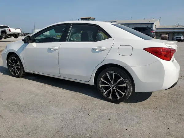 5YFBURHE5JP810703 2018 TOYOTA COROLLA - Image 2