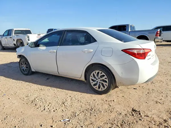5YFBURHE5JP810832 2018 TOYOTA COROLLA - Image 2