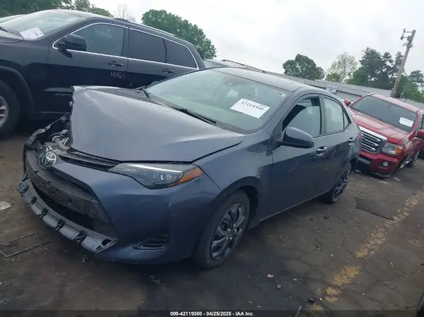 5YFBURHE5JP813259 2018 TOYOTA COROLLA - Image 2