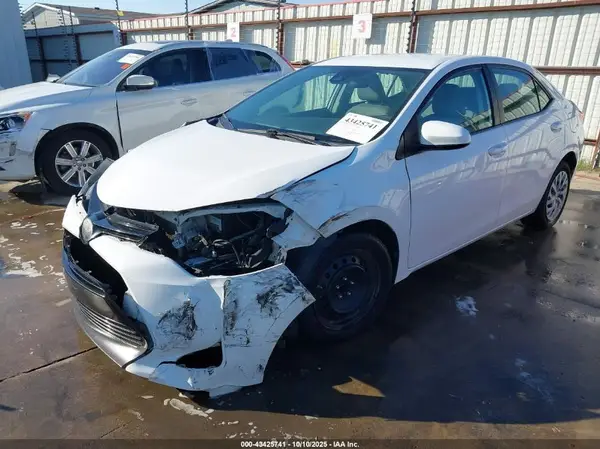 5YFBURHE5JP813715 2018 TOYOTA COROLLA - Image 2