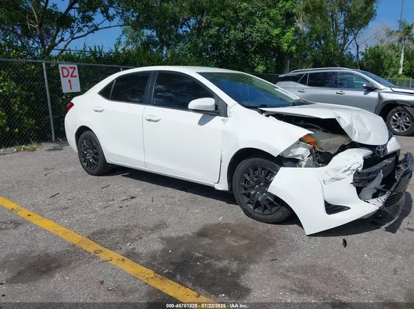 5YFBURHE5JP814069 2018 TOYOTA COROLLA - Image 1