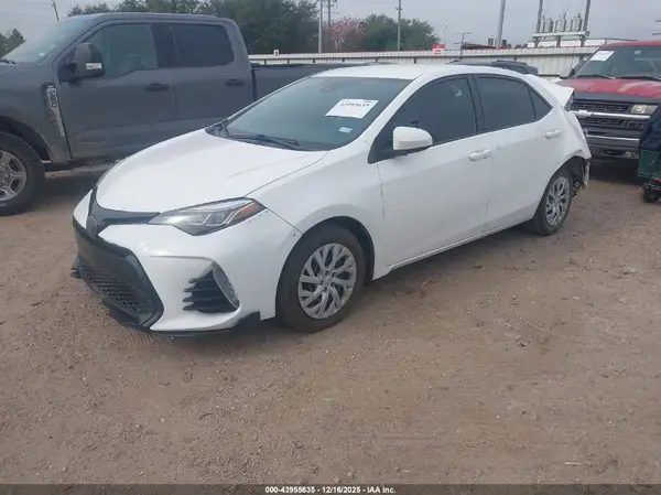 5YFBURHE5JP814573 2018 TOYOTA COROLLA - Image 2