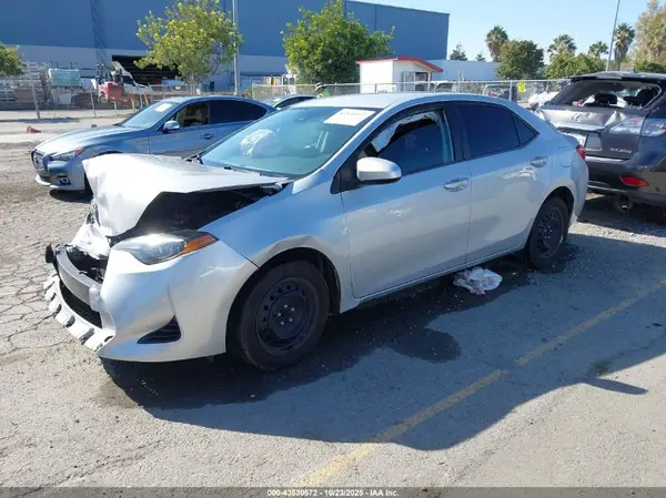 5YFBURHE5JP815206 2018 TOYOTA COROLLA - Image 2