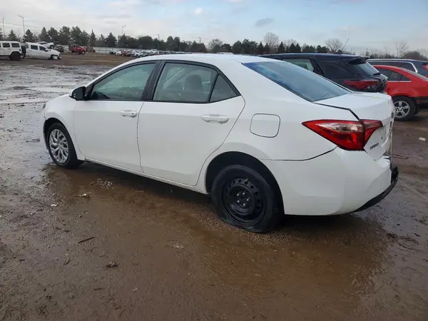 5YFBURHE5JP816243 2018 TOYOTA COROLLA - Image 2