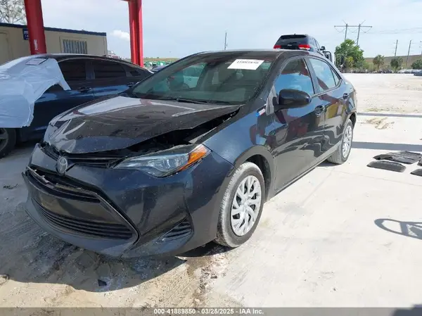 5YFBURHE5JP817182 2018 TOYOTA COROLLA - Image 2