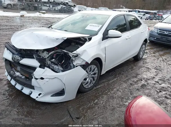 5YFBURHE5JP824858 2018 TOYOTA COROLLA - Image 2
