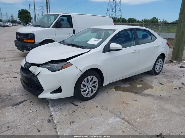 5YFBURHE5JP825508 2018 TOYOTA COROLLA - Image 2